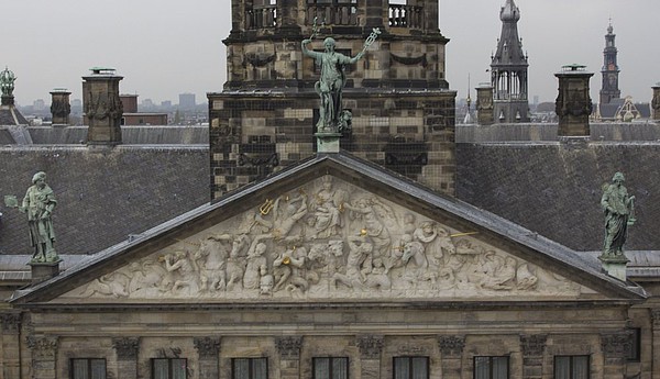 Fronton van het paleis op de dam