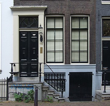 Herengracht 46 ondergevel met lantaren