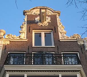 Keizersgracht 355, Halsgevel met gebogen lijstvormig fronton