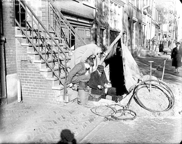 Gemeentelijke telefoon tentje Meerendonk 1946 IISG