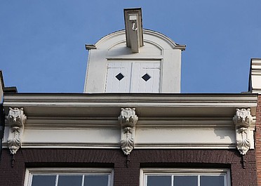 Keizersgracht 161, Rechte lijst met consoles