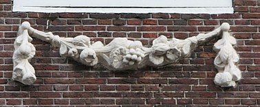 Keizersgracht 465, Festoenen op de borstwering