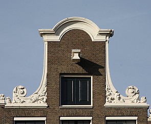 Keizersgracht 613, Halsgevel met klauwstukken