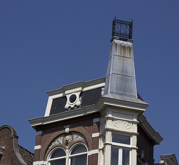 Keizersgracht 543, Erker met sierhekwerk