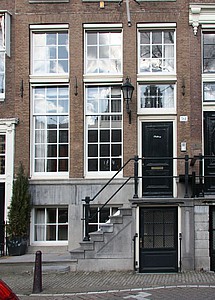 Keizersgracht 561, Stoep met voordeur