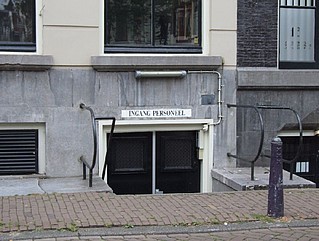 Herengracht 54 de oude ingang voor het personeel