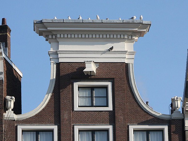 Keizersgracht 407,Lisenengevel onder gewijzigd klokvormige top