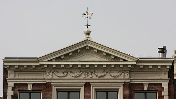 Keizersgracht 162, Een rechte lijst met een groot driehoekig fronton