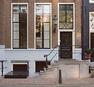 Keizersgracht 62, Voordeur met stoep