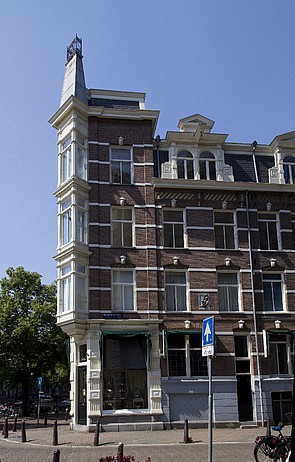 Keizersgracht 543, Zijgevel aan de Nieuwe Spiegelstraat met gevelsteen