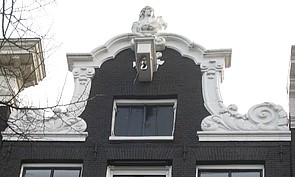 Keizersgracht 247, Klokgevel, bekroond door een borstbeeld