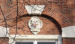 Keizersgracht 133, Cartouche met het wapen van Benschop