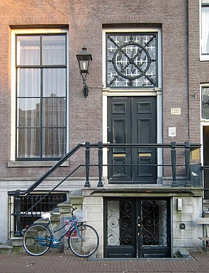 Keizersgracht 333, Voordeur met stoep